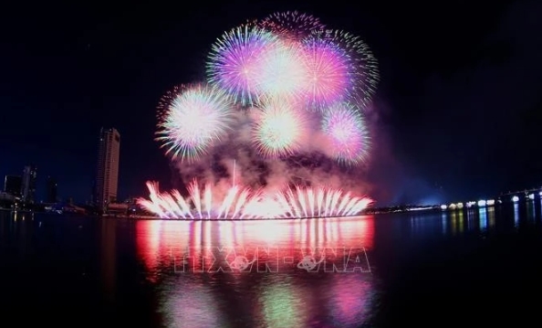vietnamese, polish teams wow audiences at fireworks festival in da nang picture 1 vietnamese, polish teams wow audiences at fireworks festival in da nang picture 1