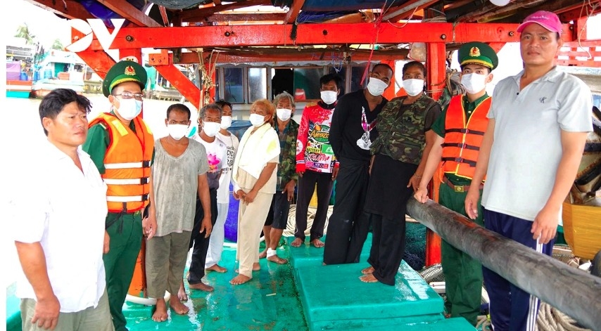 fisherman rescues eight foreigners adrift at sea off southern vietnam picture 1 fisherman rescues eight foreigners adrift at sea off southern vietnam picture 1