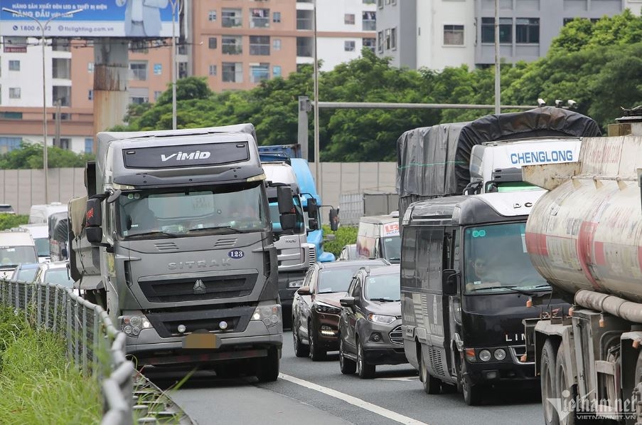chiếm làn trái trên cao tốc Đừng để sự ích kỷ thành thói quen hình ảnh 1 chiem lan trai tren cao toc Dung de su ich ky thanh thoi quen hinh anh 1