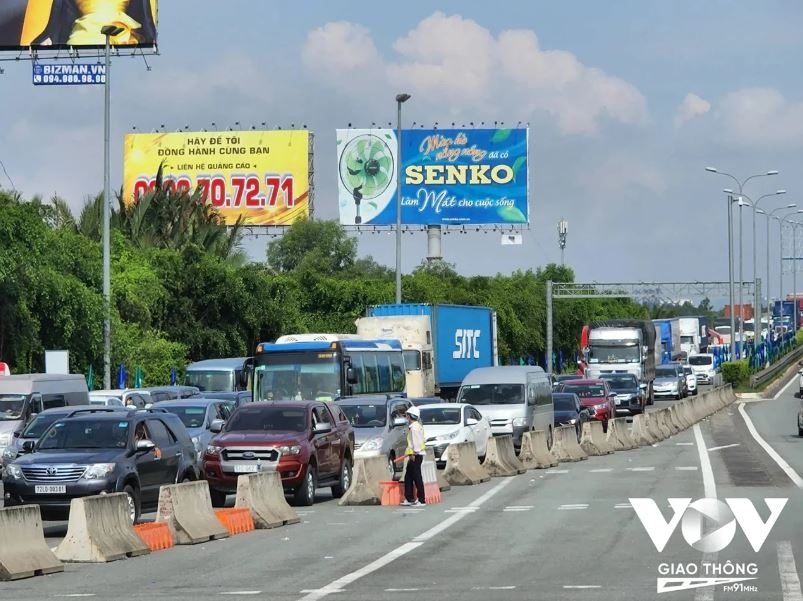 chiếm làn trái trên cao tốc Đừng để sự ích kỷ thành thói quen hình ảnh 2 chiem lan trai tren cao toc Dung de su ich ky thanh thoi quen hinh anh 2