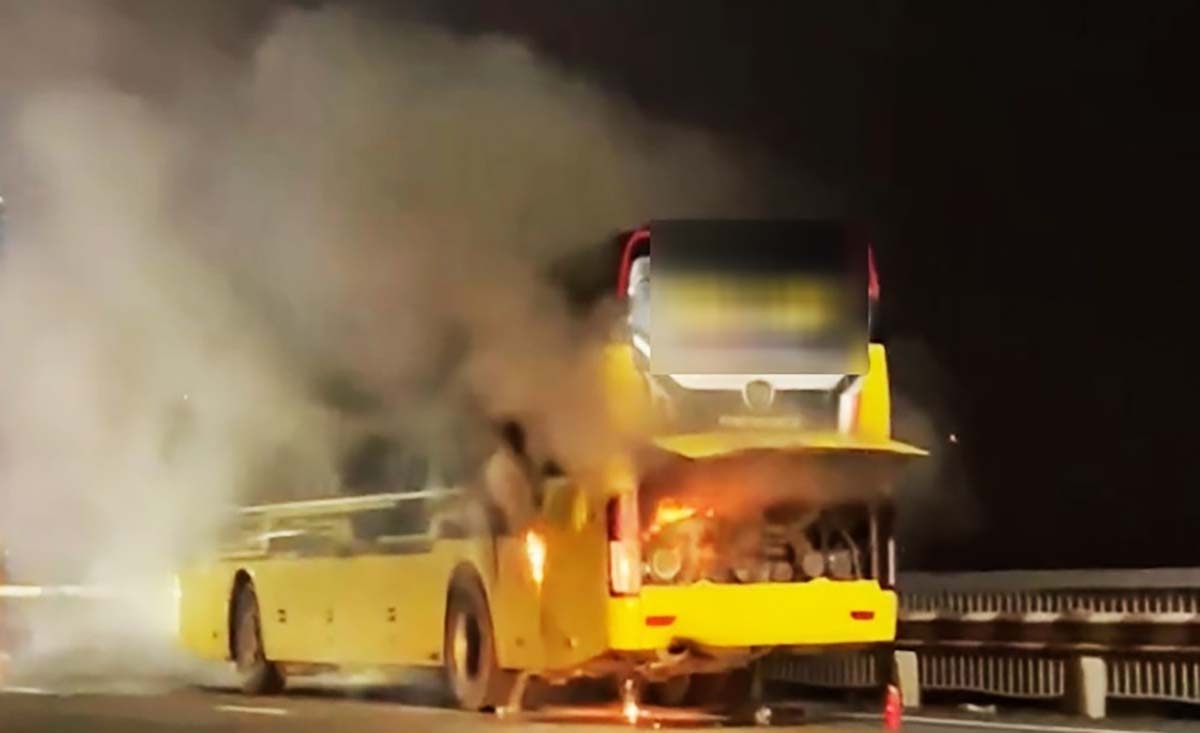 Ô tô khách bốc cháy khi đang lưu thông trên cầu thăng long hình ảnh 1 O to khach boc chay khi dang luu thong tren cau thang long hinh anh 1