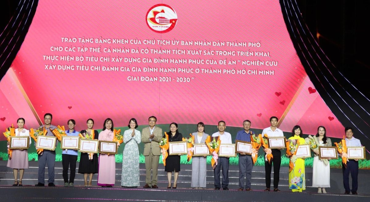 tp.hcm tôn vinh các gia đình văn hóa, hạnh phúc tiêu biểu năm 2025 hình ảnh 1 tp.hcm ton vinh cac gia dinh van hoa, hanh phuc tieu bieu nam 2025 hinh anh 1