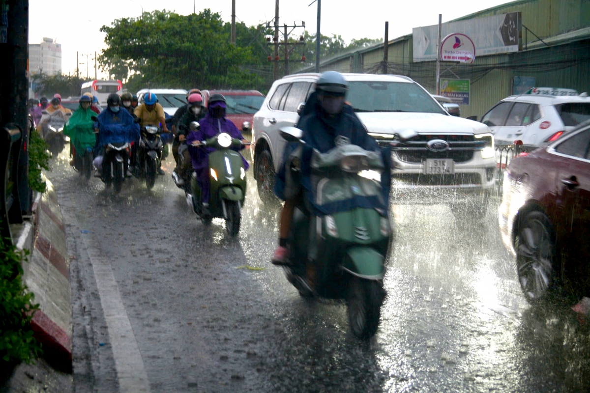 Chiều và tối 10/6, TP.HCM có thể có mưa dông kèm lốc, sét, mưa đá