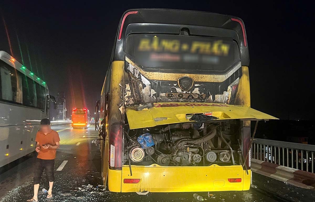 Ô tô khách bốc cháy khi đang lưu thông trên cầu thăng long hình ảnh 2 O to khach boc chay khi dang luu thong tren cau thang long hinh anh 2