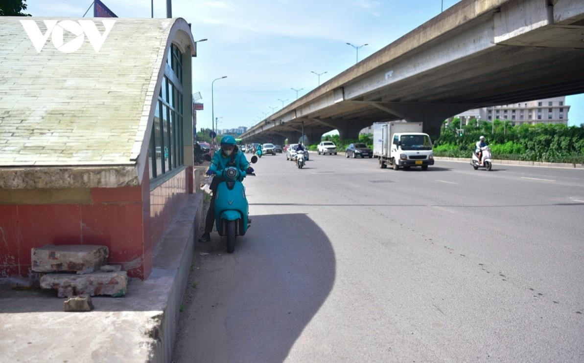 outdoor workers in hanoi brave extreme heatwave to earn a living picture 10