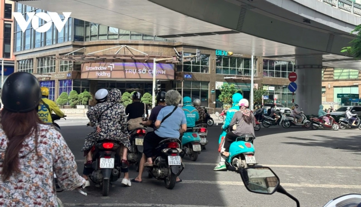 outdoor workers in hanoi brave extreme heatwave to earn a living picture 11 outdoor workers in hanoi brave extreme heatwave to earn a living picture 11