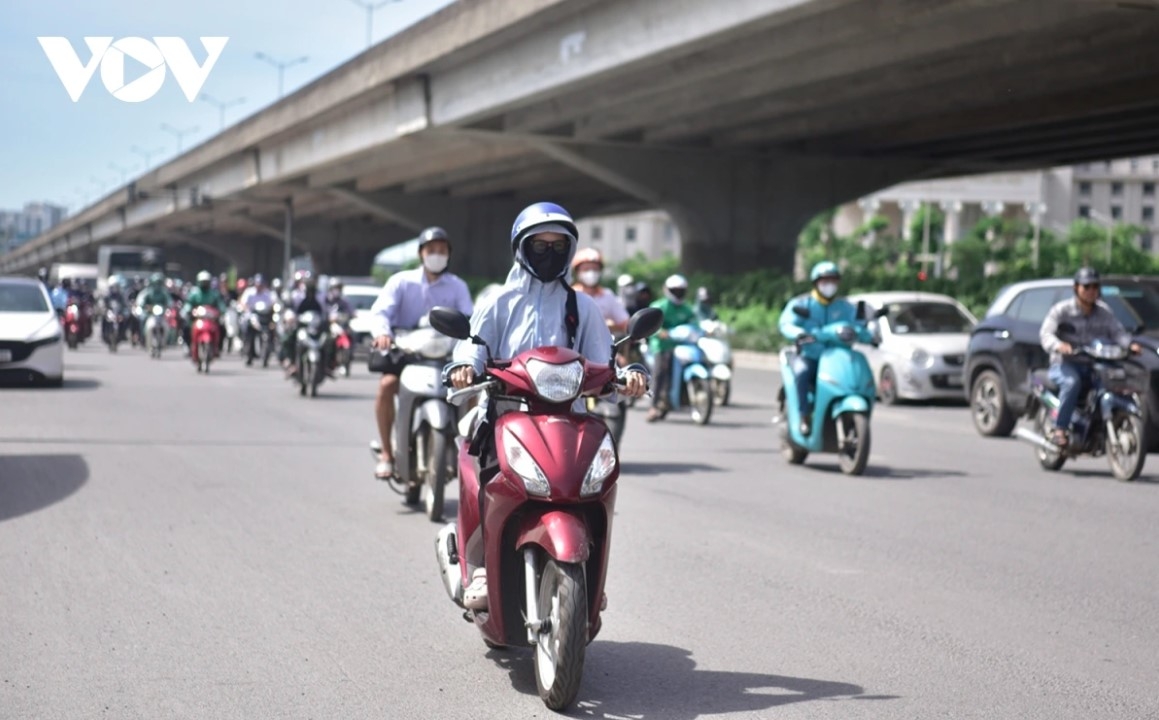 outdoor workers in hanoi brave extreme heatwave to earn a living picture 12