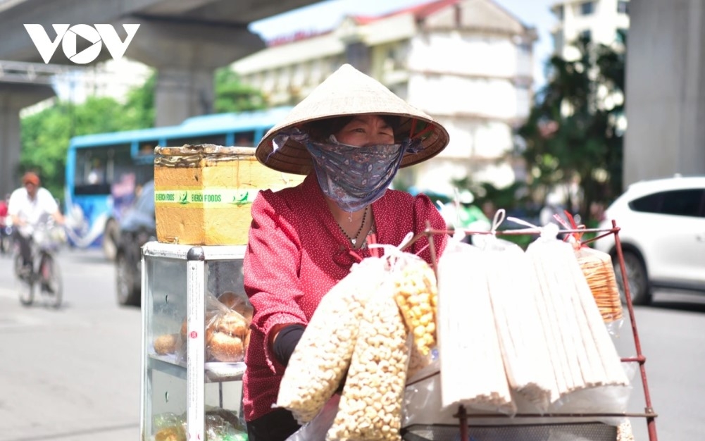 outdoor workers in hanoi brave extreme heatwave to earn a living picture 13 outdoor workers in hanoi brave extreme heatwave to earn a living picture 13