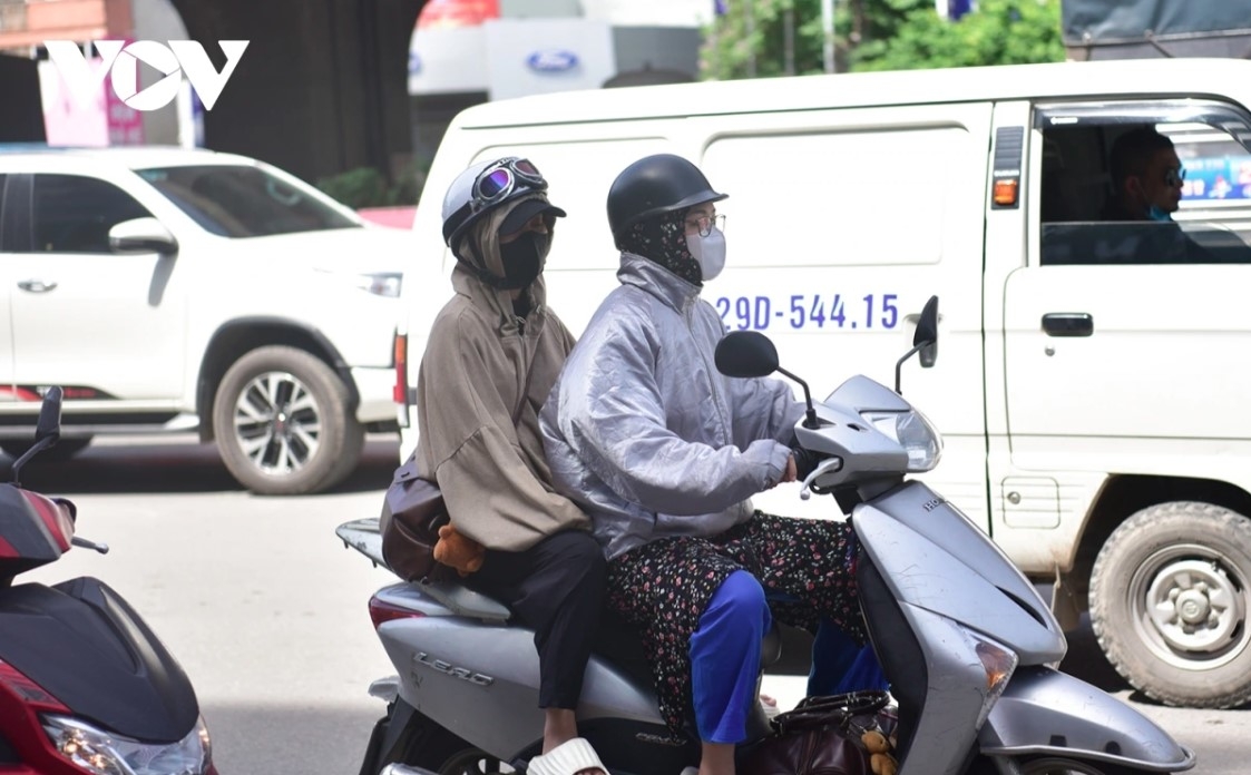 outdoor workers in hanoi brave extreme heatwave to earn a living picture 2 outdoor workers in hanoi brave extreme heatwave to earn a living picture 2