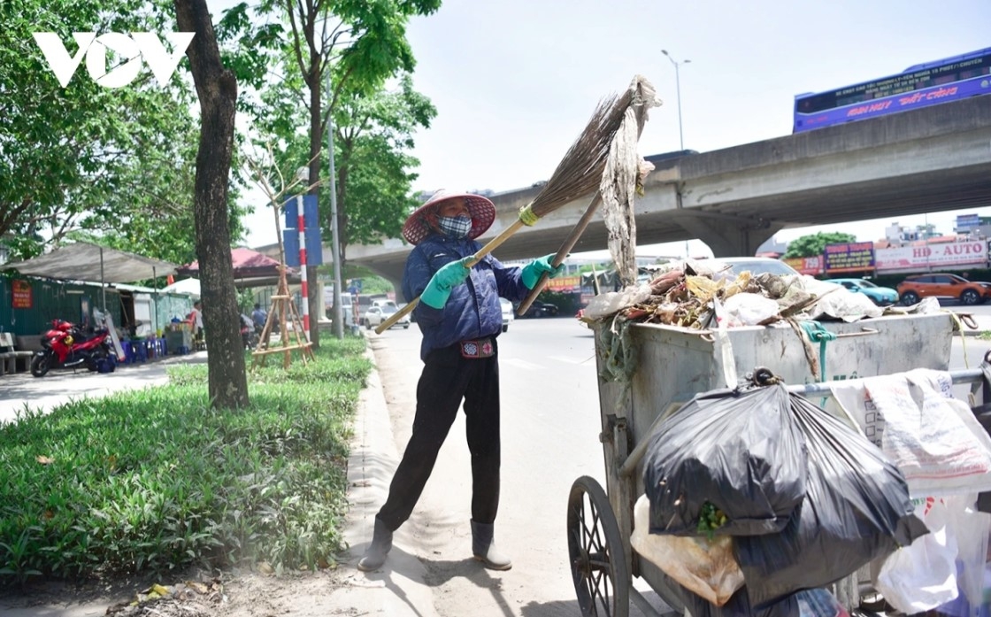 outdoor workers in hanoi brave extreme heatwave to earn a living picture 3 outdoor workers in hanoi brave extreme heatwave to earn a living picture 3
