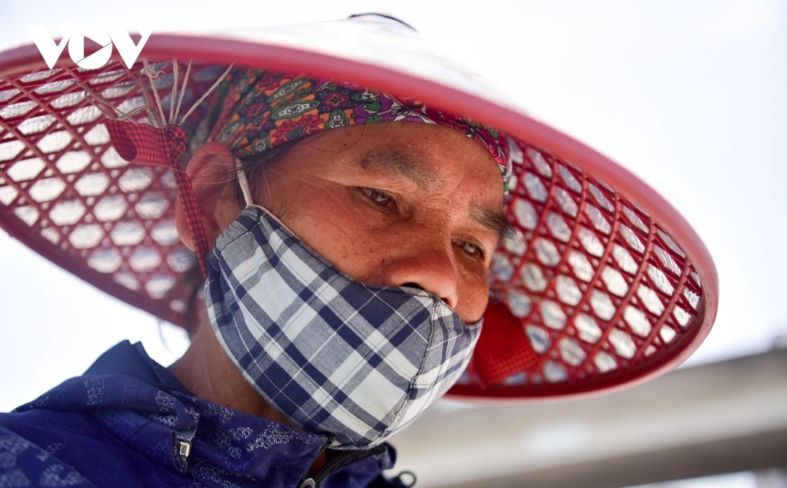 outdoor workers in hanoi brave extreme heatwave to earn a living picture 4 outdoor workers in hanoi brave extreme heatwave to earn a living picture 4