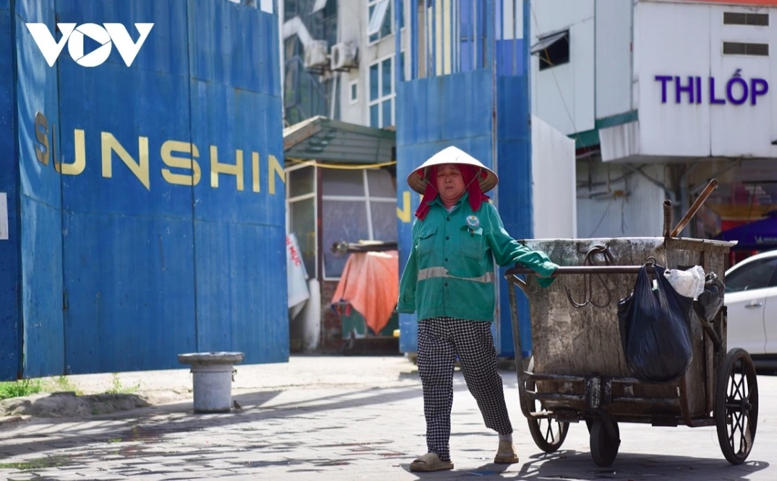 outdoor workers in hanoi brave extreme heatwave to earn a living picture 5 outdoor workers in hanoi brave extreme heatwave to earn a living picture 5