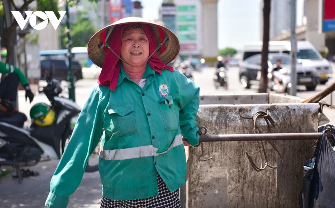 outdoor workers in hanoi brave extreme heatwave to earn a living picture 6 outdoor workers in hanoi brave extreme heatwave to earn a living picture 6