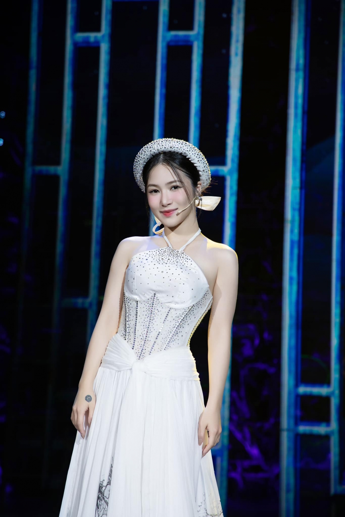 huong tram tu hao gop tieng hat tri an nguoi lam bao cach mang viet nam hinh anh 3 huong tram tu hao gop tieng hat tri an nguoi lam bao cach mang viet nam hinh anh 3