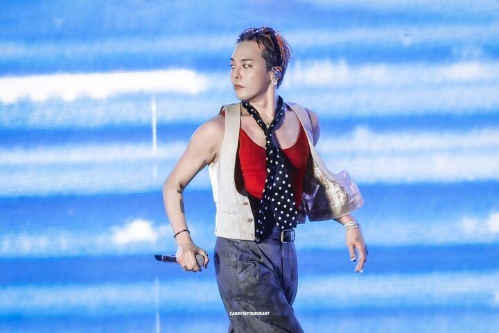 Phản ứng của G-Dragon khi fan cuồng lao lên sân khấu ở Mỹ Đình