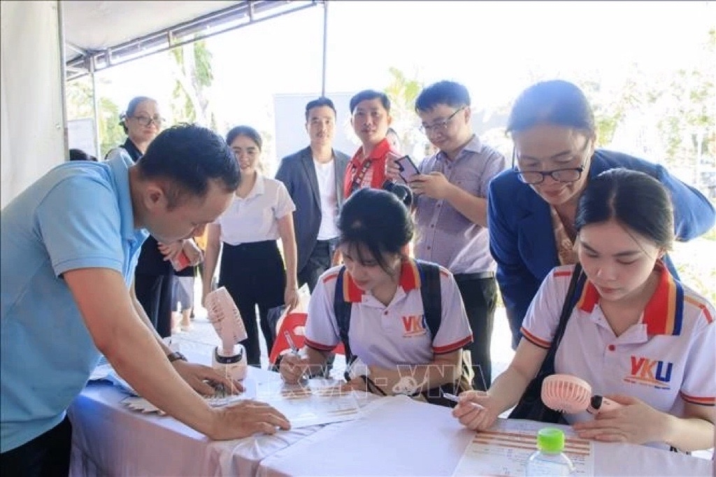 nearly 10,000 students, job seekers join da nang career fair picture 1