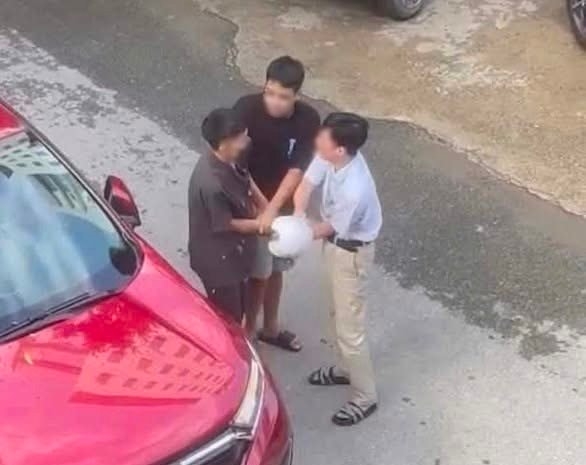 danh tính 2 cha con đi ô tô khống chế 1 thanh niên sau va chạm giao thông hình ảnh 1 danh tinh 2 cha con di o to khong che 1 thanh nien sau va cham giao thong hinh anh 1
