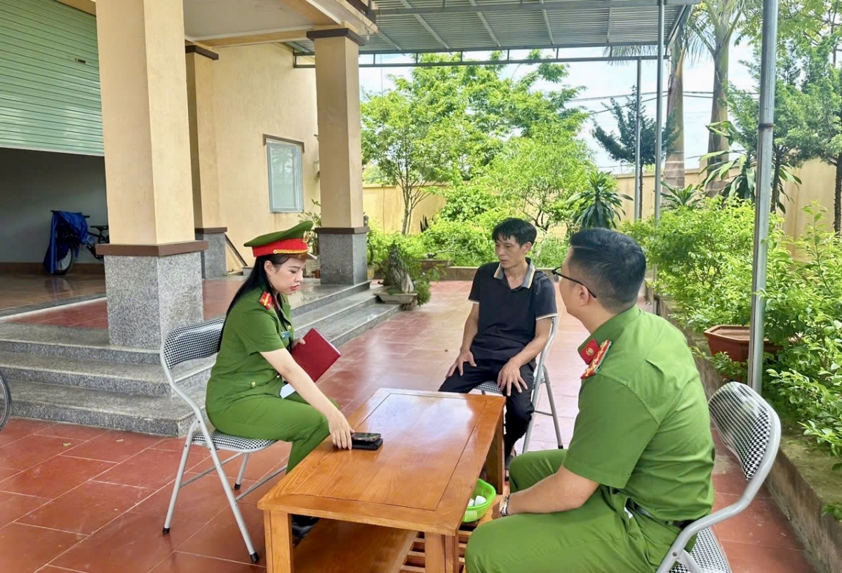 cong an thanh hoa xac minh nguon goc hang nghin chai nuoc mam bi vut bo ben duong hinh anh 1 cong an thanh hoa xac minh nguon goc hang nghin chai nuoc mam bi vut bo ben duong hinh anh 1