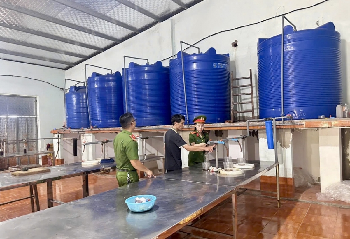 cong an thanh hoa xac minh nguon goc hang nghin chai nuoc mam bi vut bo ben duong hinh anh 3 cong an thanh hoa xac minh nguon goc hang nghin chai nuoc mam bi vut bo ben duong hinh anh 3