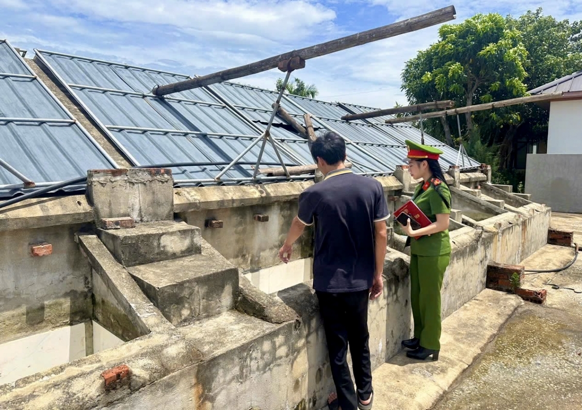 cong an thanh hoa xac minh nguon goc hang nghin chai nuoc mam bi vut bo ben duong hinh anh 2 cong an thanh hoa xac minh nguon goc hang nghin chai nuoc mam bi vut bo ben duong hinh anh 2