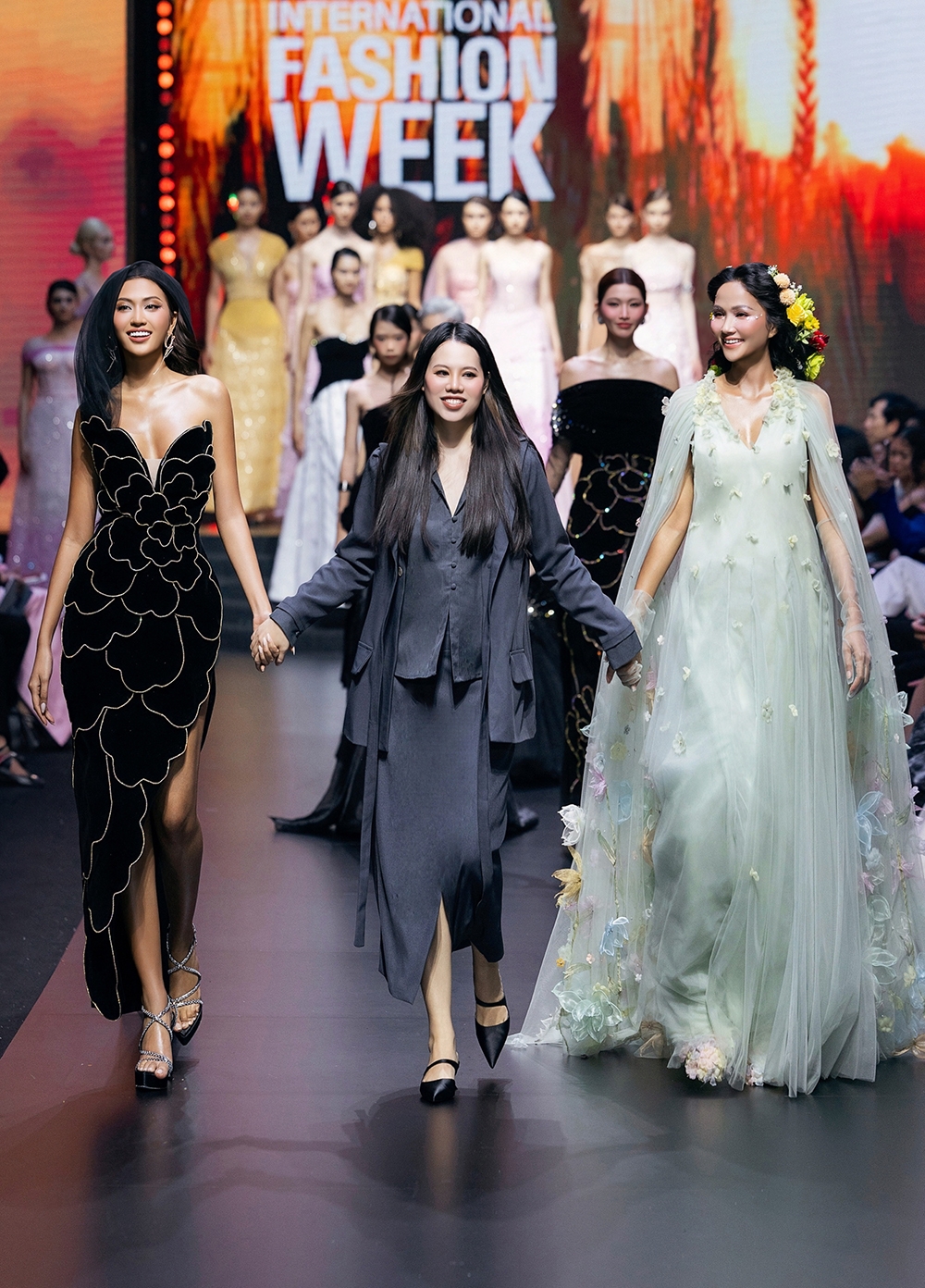miss cosmo tata gây sốt khi sải bước thần thái trên sàn runway việt hình ảnh 5 miss cosmo tata gay sot khi sai buoc than thai tren san runway viet hinh anh 5