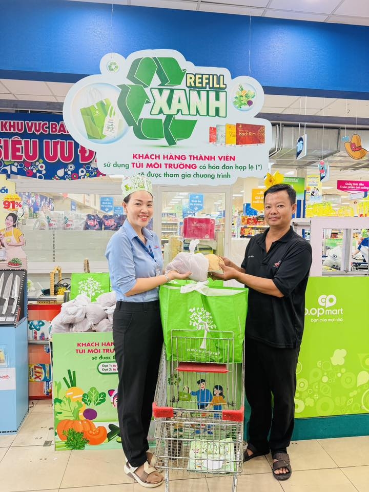 Khách hàng mang túi môi trường mua sắm, Co.opmart tặng ngay rau củ xanh