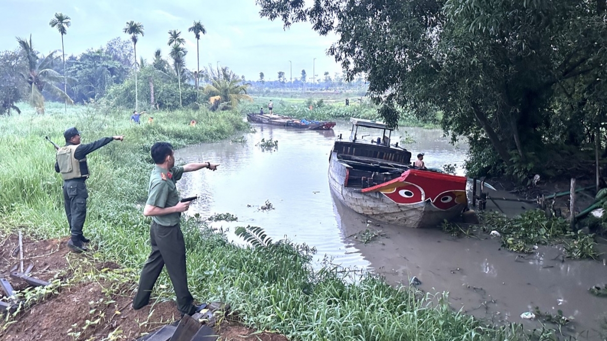 công an Đồng nai bắt 6 đối tượng khai thác cát trái phép hình ảnh 1 cong an Dong nai bat 6 doi tuong khai thac cat trai phep hinh anh 1