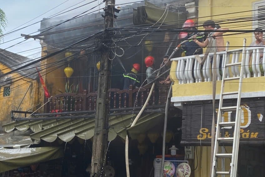 Cháy lớn tại cửa hàng lưu niệm giữa trung tâm phố cổ Hội An