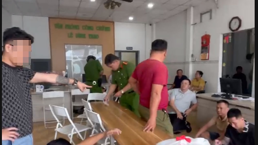 Vì sao Công an Bình Dương ập vào phòng công chứng, bắt giữ người?