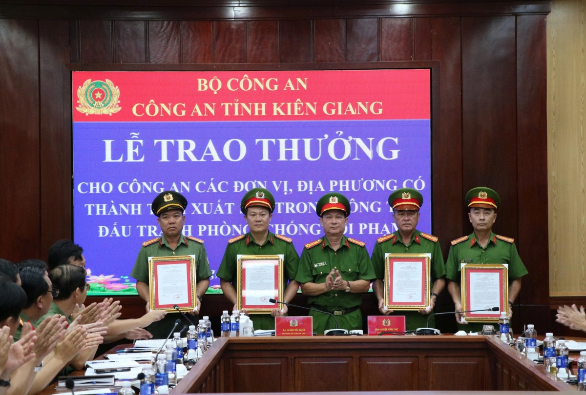 công an tỉnh kiên giang khen thưởng các đơn vị có thành tích xuất sắc trong đấu tranh hình ảnh 1 cong an tinh kien giang khen thuong cac don vi co thanh tich xuat sac trong dau tranh hinh anh 1