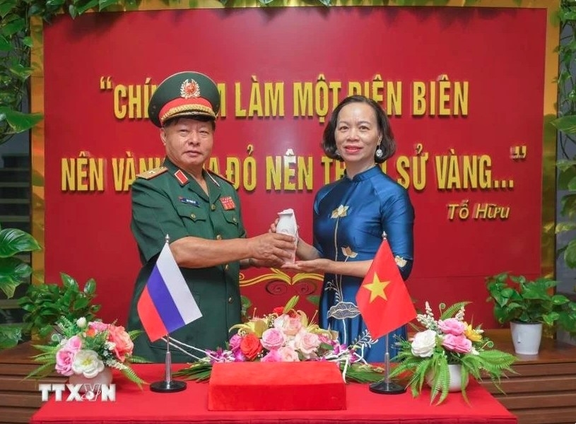 dien bien receives symbolic soil from russia s piskaryovskoye memorial cemetery picture 1 dien bien receives symbolic soil from russia s piskaryovskoye memorial cemetery picture 1