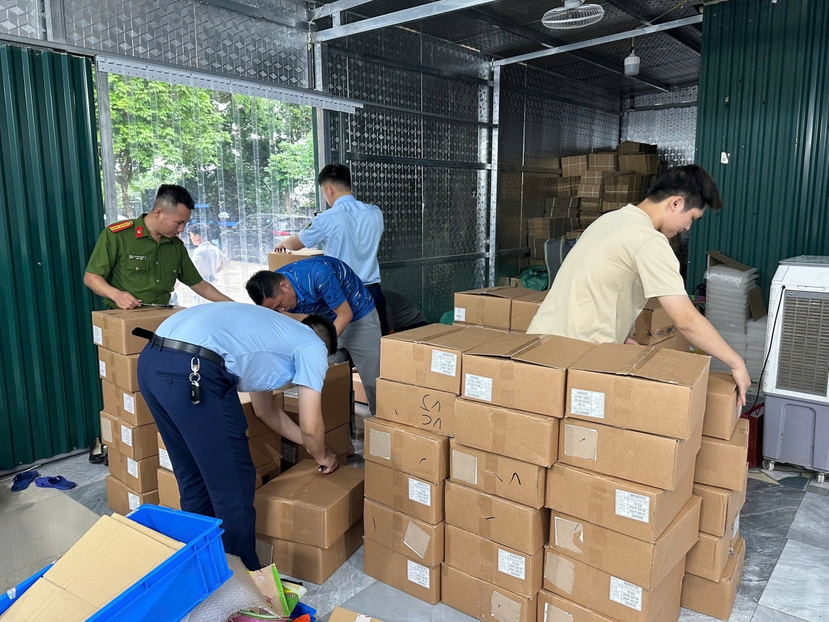 Phát hiện hơn 5.000 lọ mỹ phẩm nhập lậu ở Hà Nội