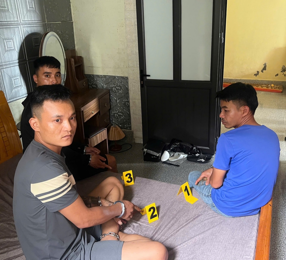 bắt giữ nhóm đối tượng mua bán, sử dụng ma túy đá ở quảng ninh hình ảnh 1 bat giu nhom doi tuong mua ban, su dung ma tuy da o quang ninh hinh anh 1