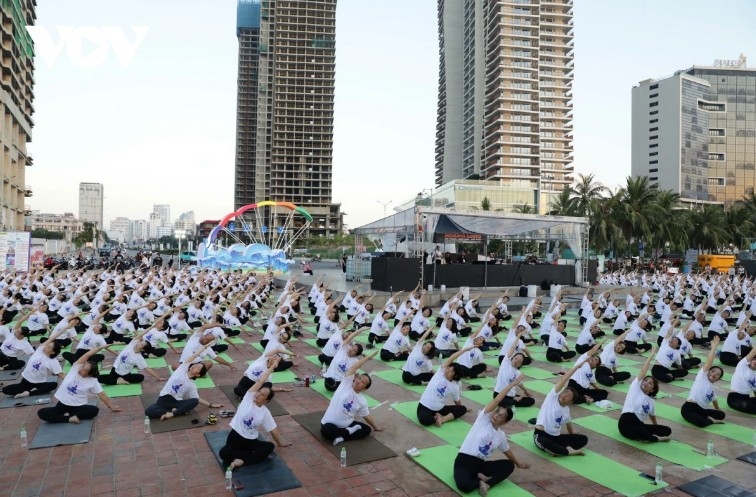 thousands join mass yoga sessions at dawn in da nang and ha long picture 2 thousands join mass yoga sessions at dawn in da nang and ha long picture 2