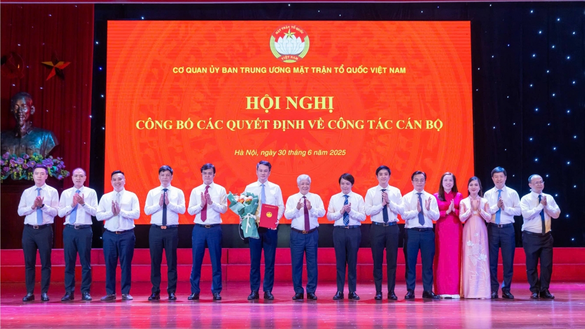 công bố quyết định về công tác cán bộ cơ quan Ủy ban trung ương mttq việt nam hình ảnh 1 cong bo quyet dinh ve cong tac can bo co quan Uy ban trung uong mttq viet nam hinh anh 1
