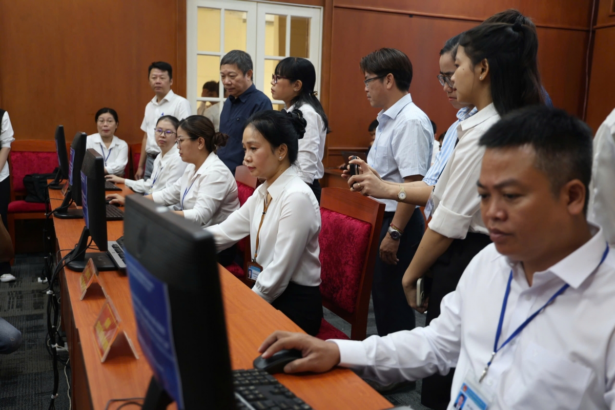 Ngày đầu vận hành thử nghiệm chính quyền 2 cấp ở TP.HCM