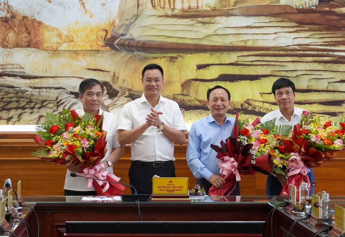 Phó Bí thư Thường trực Tỉnh ủy Quảng Bình nghỉ hưu trước ngày hợp nhất tỉnh