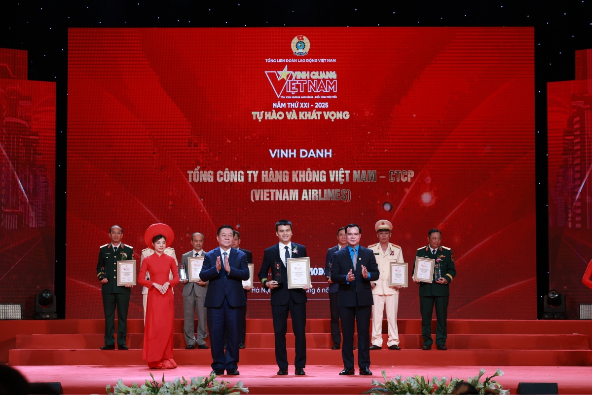 vietnam airlines được vinh danh tại chương trình vinh quang việt nam 2025 hình ảnh 1 vietnam airlines duoc vinh danh tai chuong trinh vinh quang viet nam 2025 hinh anh 1