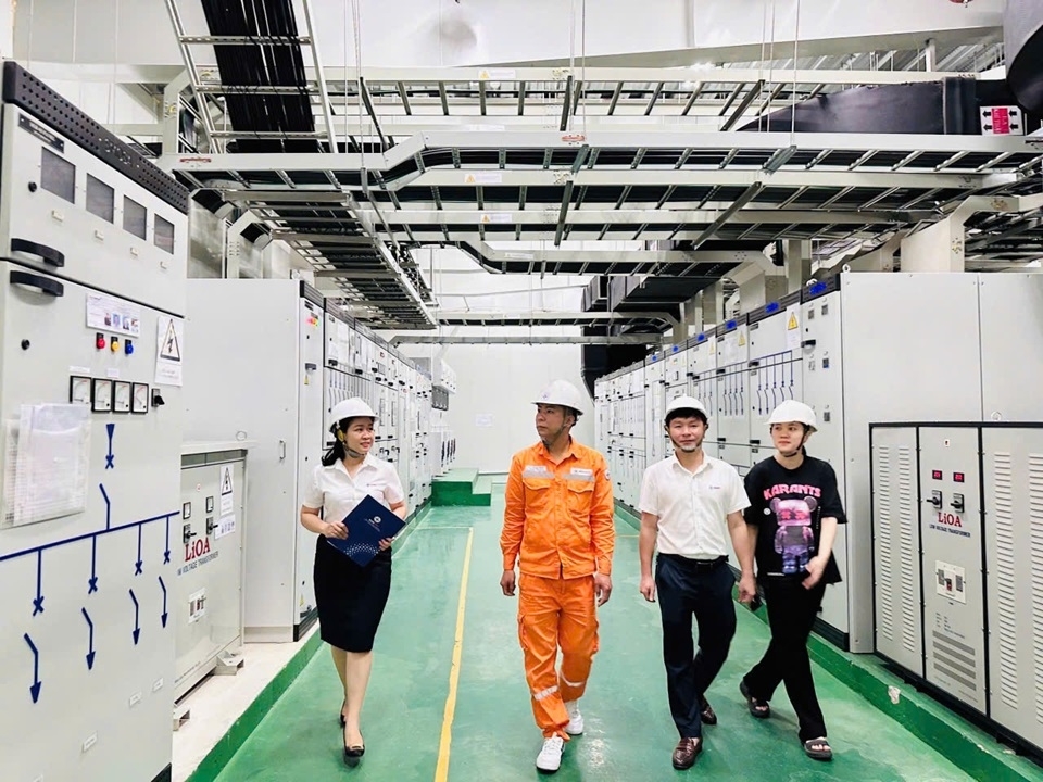 evnnpc hoàn thành tốt việc đảm bảo cung cấp điện tháng cao điểm nắng nóng hình ảnh 2 evnnpc hoan thanh tot viec dam bao cung cap dien thang cao diem nang nong hinh anh 2