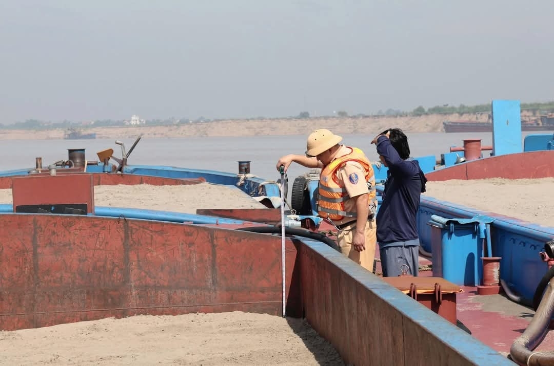 phú thọ ra quân kiểm tra phương tiện bơm, hút và vận chuyển cát sỏi hình ảnh 2 phu tho ra quan kiem tra phuong tien bom, hut va van chuyen cat soi hinh anh 2