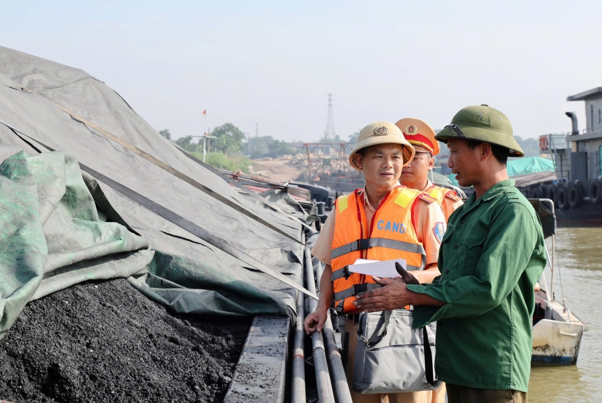 phú thọ ra quân kiểm tra phương tiện bơm, hút và vận chuyển cát sỏi hình ảnh 3 phu tho ra quan kiem tra phuong tien bom, hut va van chuyen cat soi hinh anh 3