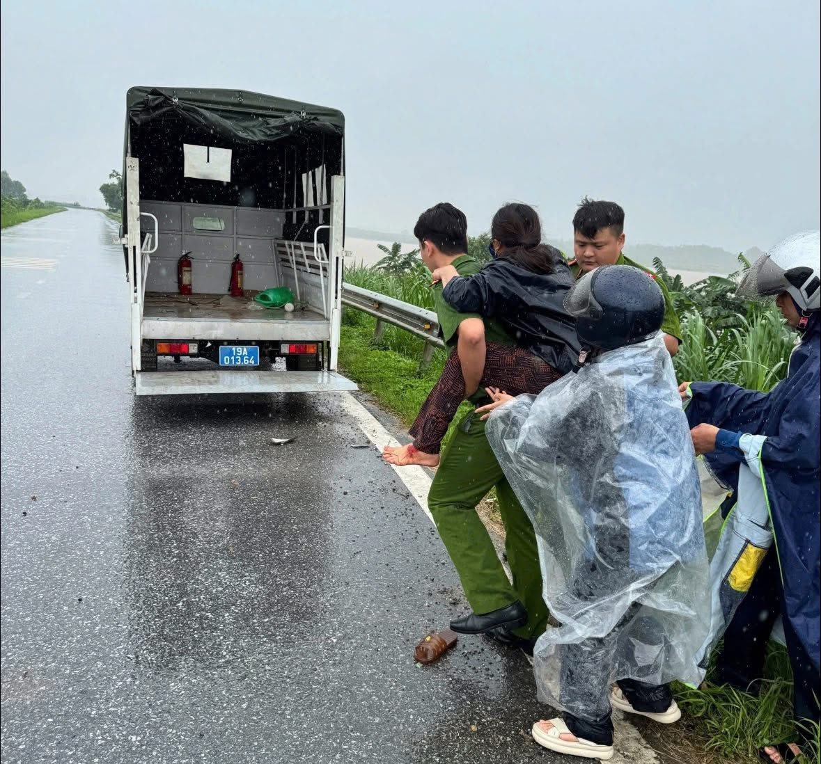 phú thọ công an xã vĩnh chân kịp thời cứu người phụ nữ bị tai nạn lúc mưa to hình ảnh 1 phu tho cong an xa vinh chan kip thoi cuu nguoi phu nu bi tai nan luc mua to hinh anh 1
