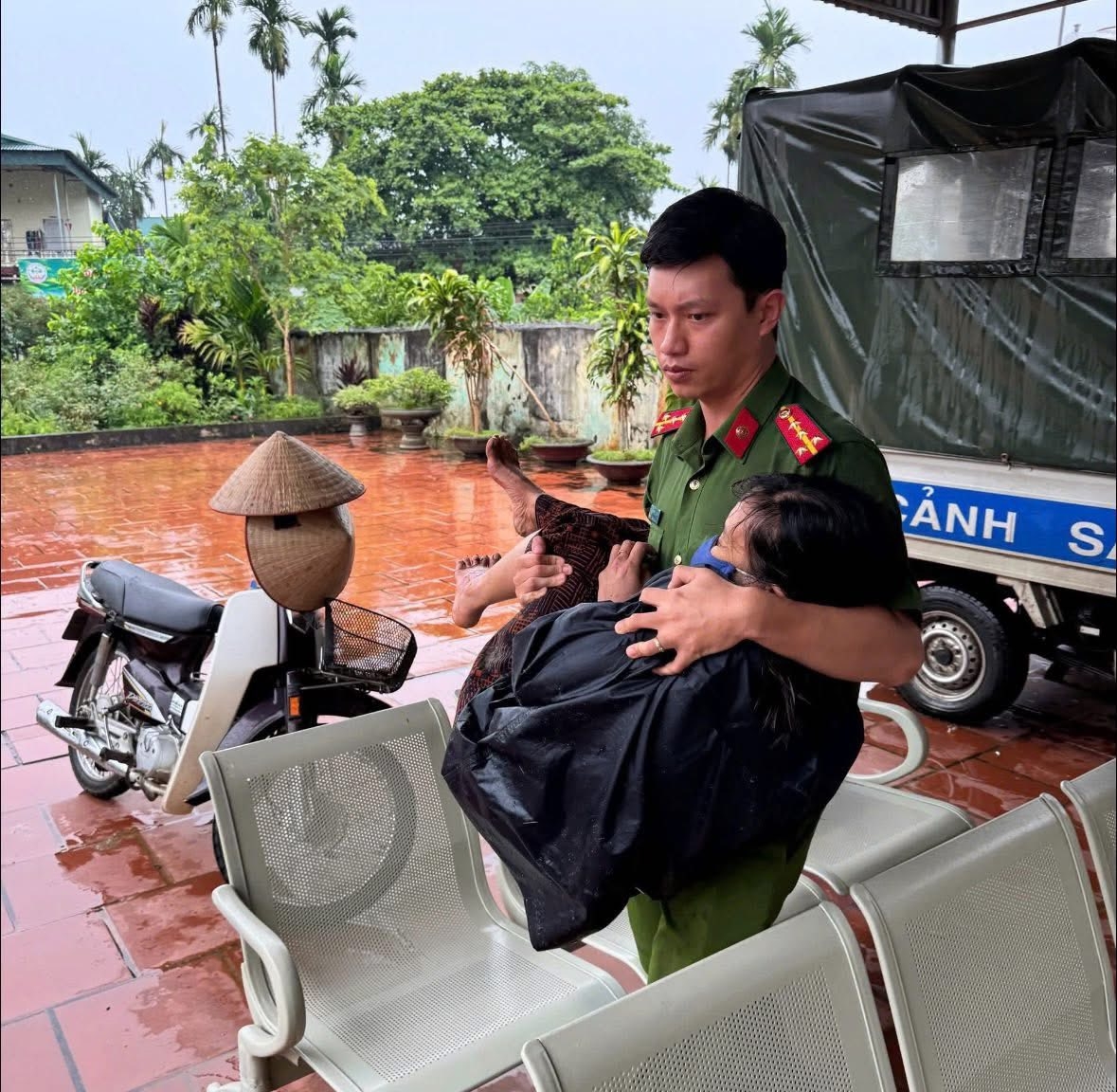 phú thọ công an xã vĩnh chân kịp thời cứu người phụ nữ bị tai nạn lúc mưa to hình ảnh 2 phu tho cong an xa vinh chan kip thoi cuu nguoi phu nu bi tai nan luc mua to hinh anh 2