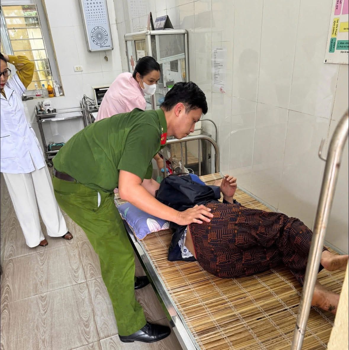 phú thọ công an xã vĩnh chân kịp thời cứu người phụ nữ bị tai nạn lúc mưa to hình ảnh 3 phu tho cong an xa vinh chan kip thoi cuu nguoi phu nu bi tai nan luc mua to hinh anh 3