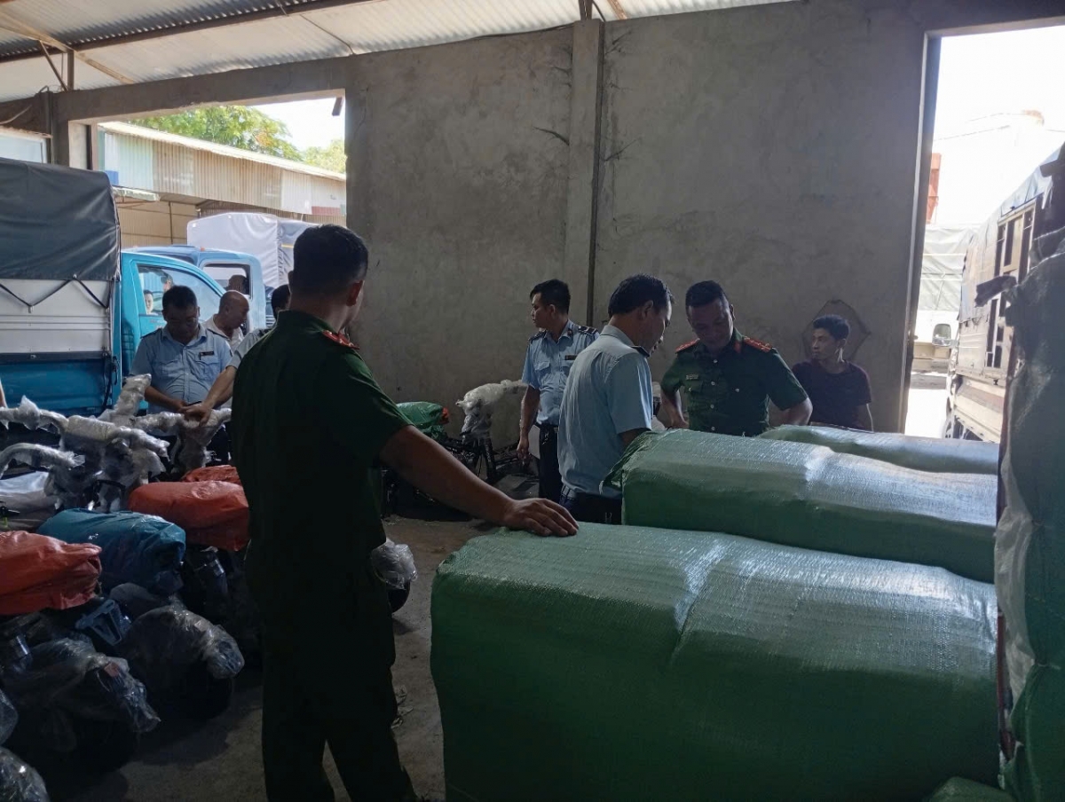 nam Định đẩy mạnh cao điểm xử lý buôn lậu, gian lận thương mại và hàng giả hình ảnh 2 nam Dinh day manh cao diem xu ly buon lau, gian lan thuong mai va hang gia hinh anh 2