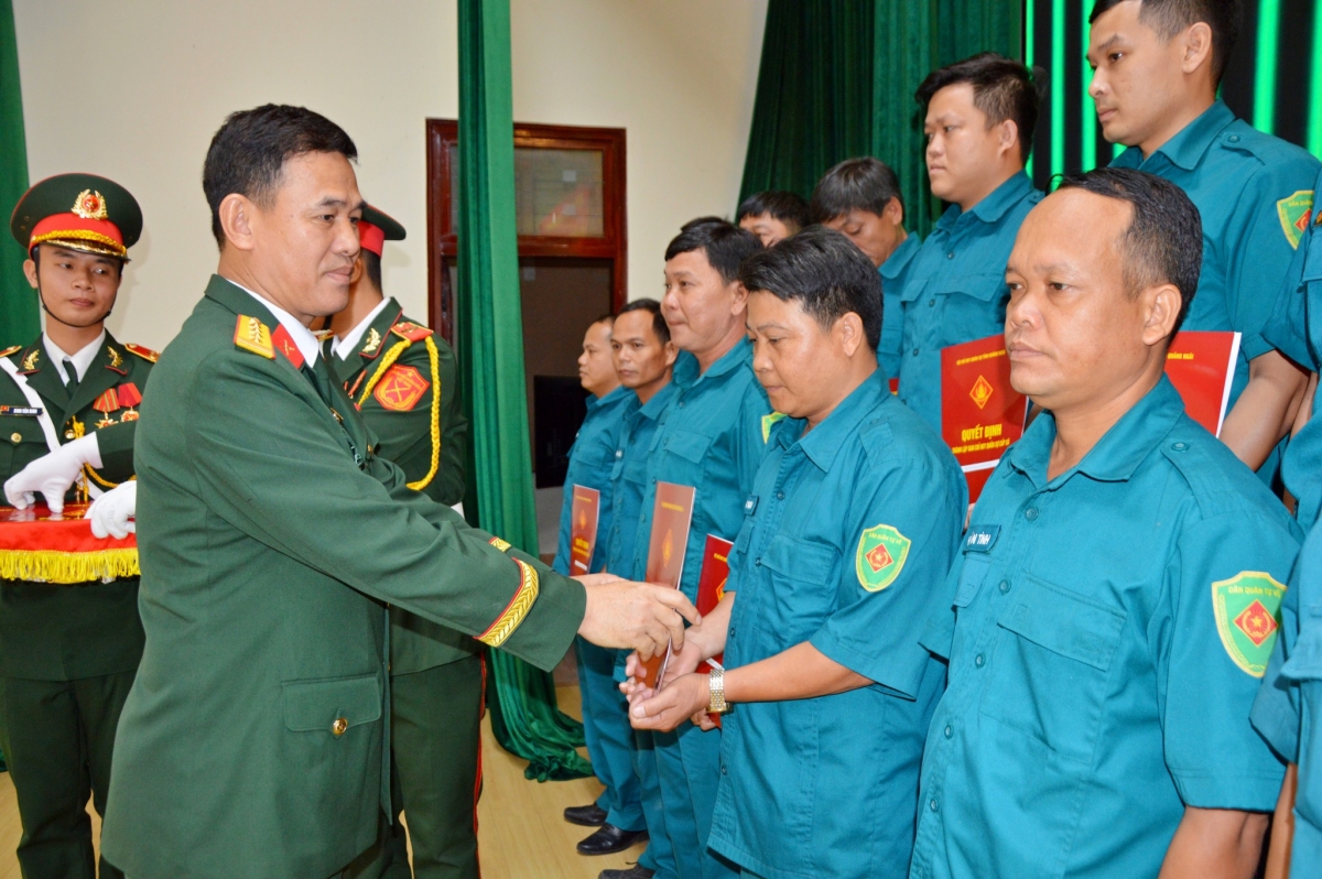 quảng ngãi công bố quyết định thành lập ban chqs xã, phường, đặc khu mới hình ảnh 2 quang ngai cong bo quyet dinh thanh lap ban chqs xa, phuong, dac khu moi hinh anh 2