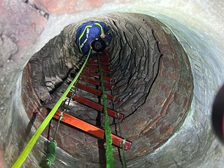 khoảnh khắc giải cứu cụ bà rơi xuống giếng sâu ở bắc giang hình ảnh 1 khoanh khac giai cuu cu ba roi xuong gieng sau o bac giang hinh anh 1