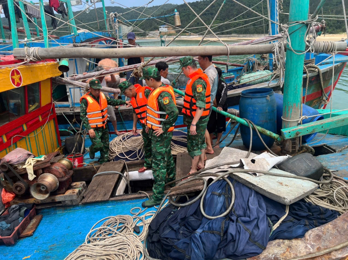 Cứu hộ thành công 4 ngư dân gặp nạn trên vùng biển Quảng Ninh