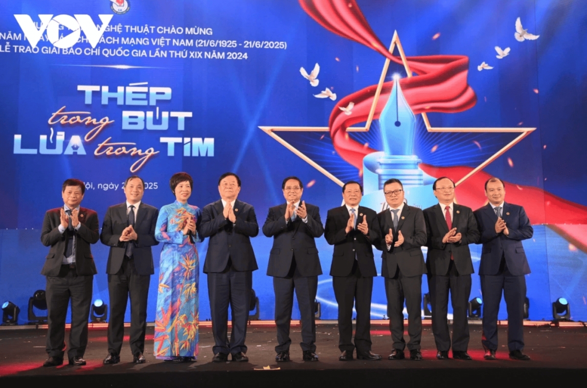 overview of the 19th national press awards ceremony in hanoi picture 11 overview of the 19th national press awards ceremony in hanoi picture 11