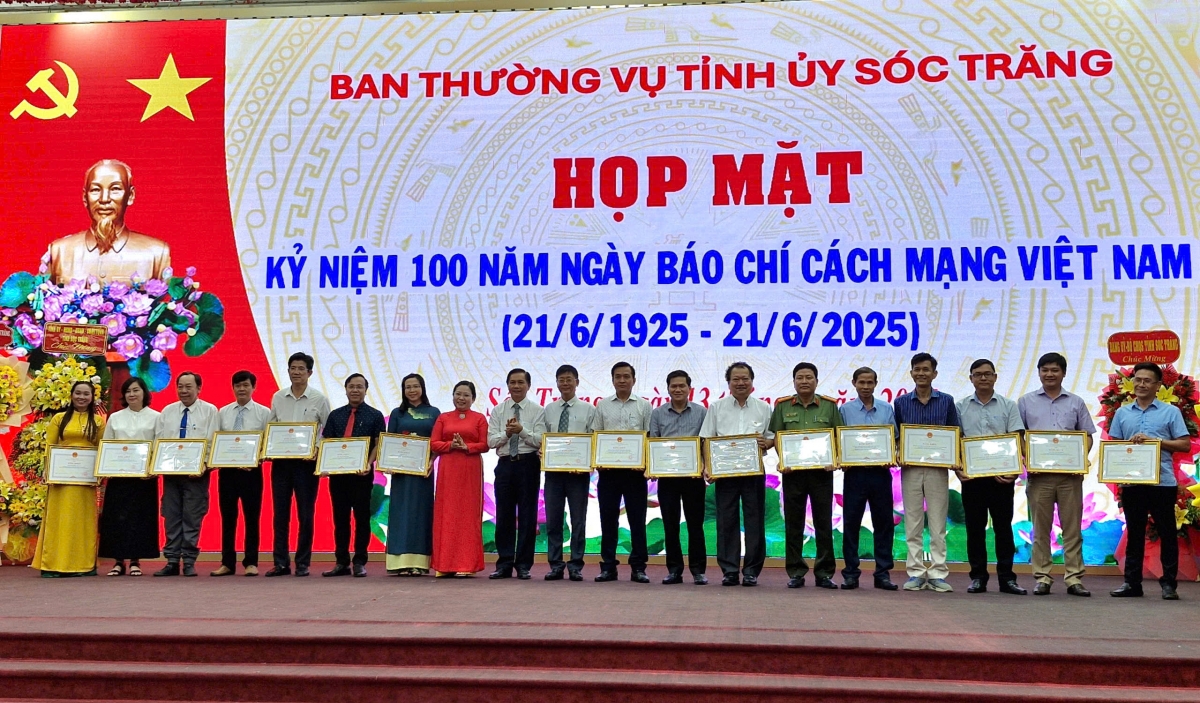 cơ quan thường trú vov tại Đbscl nhận bằng khen của chủ tịch ubnd tỉnh sóc trăng hình ảnh 1 co quan thuong tru vov tai Dbscl nhan bang khen cua chu tich ubnd tinh soc trang hinh anh 1